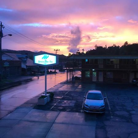 Spruce Pine Inn Екстер'єр фото