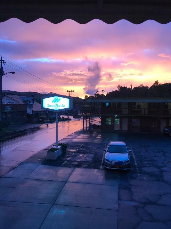 Spruce Pine Inn Екстер'єр фото